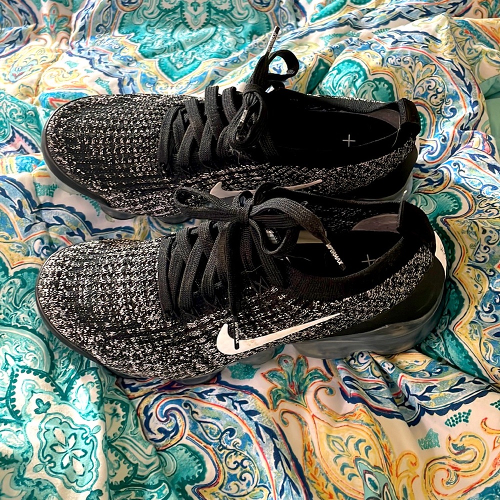 Size 7 women vapormax only worn once